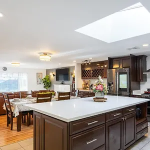  Holiday home Enchanting Luxury Vacation With Prime Location, Office, And Spacious Yard